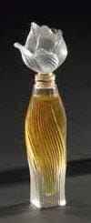 LALIQUE Parfums - Fondé par Marie-Claude LALIQUE (1935-2003)
Nilang, première version créée en 1995 Flacon à parfum. Épreuve en cristal soufflé moulé et moulé pressé satiné. Parfum d'origine. Présenté dans son coffret d'origine. Édition limitée et numérotée A 323. Signé LALIQUE © France en lettres cursives sous la base. Hauteur: 15 cm Provenance: Collection Madame J.B. Paris