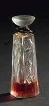 LALIQUE Parfums - Fondé par Marie-Claude LALIQUE (1935-2003)
Les Muses, Collection Millésime de l'Année 1994 Flacon de parfum. Corps en cristal soufflé moulé et en partie satiné. Bouchon en cristal moulé pressé. Jus résiduel. Vendu dans son coffret d'origine. Édition limitée et numérotée A 0065. Signé LALIQUE © France en lettres cursives sous la base, coffret marqué et porte l'indication Flacon - Collection - Édition - 1994. Hauteur flacon: 13,2 cm Hauteur emboîtage: 17 cm Provenance: Collection de la Côte d'Azur