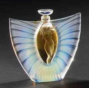 LALIQUE Parfums - Fondé par Marie-Claude LALIQUE (1935-2003)
Sylphide, Collection Millésime de l'Année 2000 Flacon de parfum. Corps en cristal opalescent soufflé moulé et en partie satiné. Bouchon en cristal moulé pressé et en partie satiné. Scellé et parfum d'origine. Vendu dans son coffret Édition limitée et numérotée G 222. Signé LALIQUE © France en lettres cursives vers la base, coffret marqué et porte l'indication Flacon - Collection - Édition - 2000. Hauteur: 13 cm Coffret: 16 x 15 x 8 cm Provenance: Collection Madame J.B. Paris