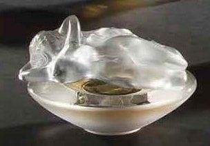 LALIQUE Parfums - Fondé par Marie-Claude LALIQUE (1935-2003)
Aphrodite, Collection Millésime de l'Année 2009 Flacon de parfum. Corps en cristal soufflé moulé et en partie satiné. Bouchon en cristal moulé pressé. Scellé et parfum d'origine. Édition limitée et numérotée B 388. Signé LALIQUE © France en lettres cursives sous le bouchon. Hauteur flacon: 8 cm Provenance: Collection de la Côte d'Azur