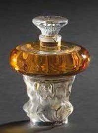 LALIQUE Parfums - Fondé par Marie-Claude LALIQUE (1935-2003)
Les Sirènes, Collection Millésime de l'Année 2001 Flacon de parfum. Corps en cristal soufflé moulé et en partie satiné. Bouchon en cristal moulé pressé et en partie satiné. Scellé et parfum d'origine. Vendu dans son coffret Édition limitée et numérotée F 265. Signé LALIQUE © France en lettres cursives vers la base, coffret marqué et porte l'indication Flacon - Collection - Édition - 2001. Hauteur: 11 cm Coffret: 16 x 15 x 8 cm Provenance: Collection Madame J.B. Paris