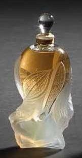 LALIQUE Parfums - Fondé par Marie-Claude LALIQUE (1935-2003)
Les Elfes, Collection Millésime de l'Année 2002 Flacon de parfum. Corps en cristal opalescent soufflé moulé et en partie satiné. Bouchon en cristal moulé pressé et en partie satiné. Scellé et parfum d'origine. Vendu dans son coffret Édition limitée et numérotée E 789. Signé LALIQUE © France en lettres cursives vers la base, coffret marqué et porte l'indication Flacon - Collection - Édition - 2002. Hauteur: 15 cm Coffret: 17 x 14 x 11 cm Provenance: Collection Madame J.B. Paris