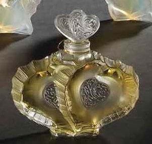 LALIQUE Parfums - Fondé par Marie-Claude LALIQUE (1935-2003)
Deux Coeurs, Collection Millésime de l'Année 2004 Flacon de parfum. Corps en cristal soufflé moulé et en partie satiné. Bouchon en cristal moulé pressé et en partie satiné. Scellé et parfum d'origine. Vendu dans son coffret Édition limitée et numérotée C 527. Signé LALIQUE © France en lettres cursives vers la base, coffret marqué et porte l'indication Flacon - Collection - Édition - 2004. Hauteur: 1 cm Coffret: 17 x 14 x 14 cm Provenance: Collection de la Côte d'Azur