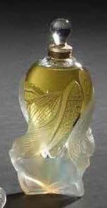 LALIQUE Parfums - Fondé par Marie-Claude LALIQUE (1935-2003)
Les Elfes, Collection Millésime de l'Année 2002 Flacon de parfum. Corps en cristal opalescent soufflé moulé et en partie satiné. Bouchon en cristal moulé pressé et en partie satiné. Scellé et parfum d'origine. Vendu dans son coffret Édition limitée et numérotée D 162. Signé LALIQUE © France en lettres cursives vers la base, coffret marqué et porte l'indication Flacon - Collection - Édition - 2002. Hauteur: 15 cm Coffret: 17 x 14 x 11 cm Provenance: Collection de la Côte d'Azur