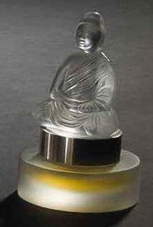 LALIQUE Parfums - Fondé par Marie-Claude LALIQUE (1935-2003)
Bouddha (Lalique pour Homme), circa 2008 Flacon à parfum. Épreuve en cristal moulé pressé satiné. Bague du bouchon en métal. Édition limitée. Signé LALIQUE © France en lettres cursives sur la base du bouchon. Hauteur: 14,5 cm Provenance: Collection de la Côte d'Azur