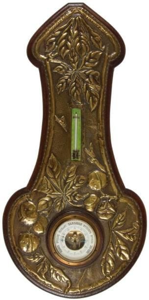 Alfred Louis DAGUET (1875-1942) pour L?ART NOUVEAU BING
Baromètre-thermomètre mural de forme violonée. La façade est entièrement parée d?une feuille de laiton en découpe et au décor repoussé naturaliste de branches et de fruits de marronnier. Le support en chêne au pourtour mouluré. Circa 1902. Signé Alf. DAGUET et marqué Cuivres BING sur la partie haute de la feuille de laiton. Hauteur: 70 cm