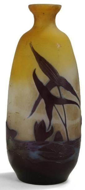 Émile GALLÉ (1846-1904)
Haut vase piriforme légèrement méplat à col étranglé. Épreuve de tirage industriel en verre multicouche dégagé à l?acide au décor violet, d?un marais animé de sa flore aquatique, sur fond gris blanc et jaune opalescent. Signé GALLÉ en réserve, gravé en camée à l?acide. Hauteur: 30 cm
