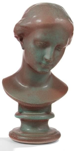 Émile MULLER à Ivry-sur-Seine
Jeune Femme pensive. Buste en grès à l?émail velouté vert et violine. Signé Émile MULLER en intaille sur le pourtour de la terrasse, porte le cachet circulaire du céramiste, la mention Reproduction interdite et l?étiquette papier MULLER sous la base. Hauteur: 39 cm