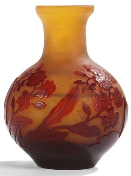 Émile GALLÉ (1846-1904)
Vase en sphère légèrement aplatie et à long col terminant en débordement. Épreuve de tirage industriel en verre multicouche dégagé à l?acide au décor rouge, de primevères, sur fond jaune semi-opalescent. Signé GALLÉ en réserve, gravé en camée à l?acide. Hauteur: 8,5 cm
