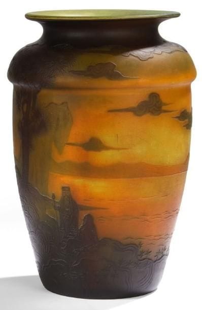 MULLER FRERES LUNEVILLE
Scène japonaise. Vase à épaulement renflé et à col évasé. Épreuve en verre multicouche dégagé à l?acide au décor brun noir sur fond orange et jaune opalescents. Signé MULLER Frères Lunéville en réserve, gravé en camée à l?acide. Hauteur: 19,5 cm