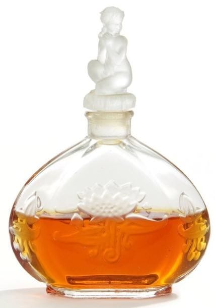 ARYS Parfumeur & Julien VIARD Concepteur
L?amour dans le coeur, circa 1920. Flacon à parfum. Corps en cristal soufflé. Bouchon en cristal moulé pressé. Non scellé, jus résiduel. Présenté dans son emboîtage, titré et marqué, avec l?intérieur en satin (usures à la charnière et mouillures). Hauteur: 12 cm. Bibliographie:. «Commercial perfume bottles» par Jacquelyne Y. Jones-NorthEd, Schiffer Publisching Ltd, USA, 1987. Modèle identique figurant sur une publicité ancienne reproduite page 189 (réf. 67-A)