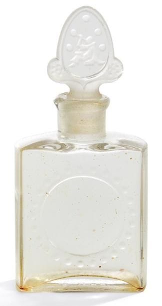 HYGIENOF Parfumeur (Société Linnerie)
Pierrot aux Bulles de savon. Très rare flacon miniature. Bouchon en verre moulé pressé au décor d?un Pierrot assis entouré des bulles de savon qu?il vient de souffler. Corps en verre soufflé moulé à décor en relief d?un médaillon. Marqué HYGIENOF Paris en relief sous la base. Hauteur: 7 cm