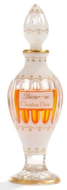 CHRISTIAN DIOR Parfums & BACCARAT Cristallerie & Fernand GUÉRICOLAS Concepteur
Diorama, modèle créé en 1949. Flacon en verre cristal doublé overlay blanc richement rehaussé à l?or. Bouchon fixe, jus résiduel. Titré DIORAMA et marqué Christian DIOR dans un cartouche sur l?épaulement. Porte le cachet circulaire de la Cristallerie de BACCARAT sous la base. Hauteur: 18,2 cm. Bibliographie:. «Baccarat, the perfume bottles. A collector?s guide» Edité par la Compagnie des Cristalleries de Baccarat et Henri Addor & Associés, Paris, 1986. Dessin du modèle reproduit page 216 (réf. 814)