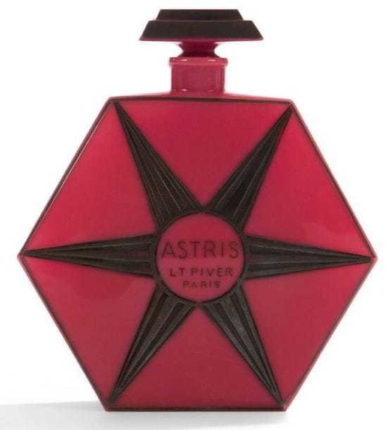 L. T. PIVER Parfumeur & BACCARAT Cristallerie
Astris grand modèle, modèle créé en 1927 Rare flacon à parfum. Corps hexagonal en cristal opalin soufflé moulé teinté rose dans la masse. Bouchon en cristal opalin moulé pressé teinté rose dans la masse. Décor, sur les parties en relief et sur les arêtes, émaillé gris anthracite.. Une fêlure, sur la tranche de l?une des six facettes se prolongeant au revers et une infime égrenure sur une arête du bouchon. Titré et marqué ASTRIS - L. T. PIVER Paris sur la façade et porte le cachet circulaire de la Cristallerie BACCARAT sous la base. Hauteur: 17 cm. Bibliographie:. «Baccarat, the perfume bottles. A collector?s guide» Edité par la Compagnie des Cristalleries de Baccarat et Henri Addor & Associés Paris 1986. Modèle reproduit page 23 (réf. 638). «Commercial perfume bottles» par Jacquelyne Y. Jones-North. Ed. Schiffer Publisching Ltd, USA, 1987. Modèle identique, sans titrage, reproduit page 53 (réf. 123)
