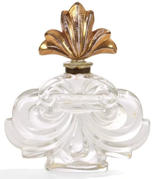 Roger & Gallet
Parfumeur. Souvent Femme varie, modèle créé vers 1955. Flacon de parfum. Corps en verre soufflé moulé. Bouchon en verre moulé pressé entièrement doré. Marqué ROGER & GALLET en relief sous la base. Hauteur: 12 cm