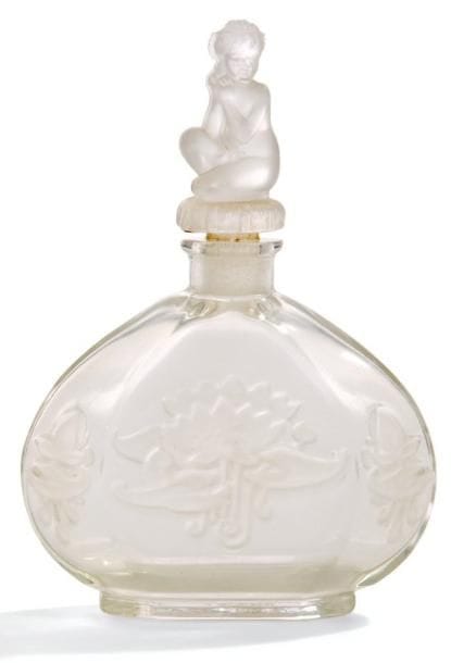 ARYS Parfumeur & Julien VIARD Concepteur
L?Amour dans le coeur, circa 1920. Flacon à parfum. Corps en cristal soufflé. Bouchon en cristal moulé pressé. Sans étiquette et un petit défaut d?origine sur le talon. Hauteur: 12 cm. Bibliographie:. «Commercial perfume bottles» par Jacquelyne Y. Jones-North. Ed. Schiffer Publisching Ltd, USA, 1987. Modèle identique figurant sur une publicité ancienne reproduite page 189 (réf. 67-A)