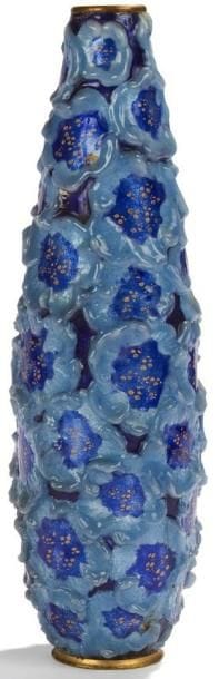 Jules SARLANDIE (1874-1936) à Limoges
Haut vase fuselé sur talon légèrement débordant. Épreuve en laiton au décor tournant, de fleurs très stylisées, réalisé aux émaux opalescents modelés en haut relief sur fond d?un paillon argent, en partie, coloré bleu et poudré à l?or. Un choc vers la base ayant provoqué des gerces. Circa 1925. Signé J. SARLANDIE (au J&S entrelacé) et situé Limoges vers le col. Hauteur: 26 cm
