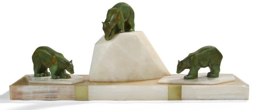 Travail des années 1930
Trois Ours sur la banquise. Groupe en bronze à patine vert antique. Épreuve d?édition ancienne, circa 1930. Terrasse et icebergs en onyx. Patine altérée et petits accidents sur la bordure de la terrasse. Dimensions base comprise: 31 x 75 x 20 cm