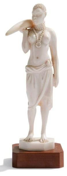 R. NICOLAS (XXe) École belge
Africaine Portant une défense. Sculpture en ivoire très finement sculpté. Base en acajou. Circa 1920/30. Hauteur base comprise: 21,5 cm
