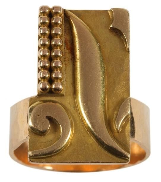 Jean DESPRES (1889-1980)
Très rare bague moderniste en or. Le large anneau martelé reçoit une plateforme excentrée en rectangle échancré au décor en application de motifs de volutes et d?une double rangée de sphères sur fond martelé. Signée J.DESPRÉS à la pointe au revers de la plateforme et porte les poinçons de Maître Orfèvre et de titre sur l?anneau. Poids: 16 g. Provenance:. Ancienne collection de Monsieur et Madame X., près d?Avallon (Yonne), oeuvre acquise directement auprès de l?artiste
