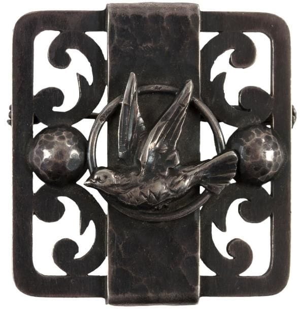 Jean DESPRES (1889-1980)
Broche carrée en argent. Le fond à décor d?entrelacs ajourés reçoit un bandeau central martelé, encadré de deux demi-sphères, également martelées, orné d?une colombe dans un cercle. Signée J. DESPRÉS à la pointe, porte les poinçons de Maître Orfèvre de titre au revers. Poids: 19 g. Provenance:. Ancienne collection de Monsieur et Madame X., près d?Avallon (Yonne), oeuvre acquise directement auprès de l?artiste