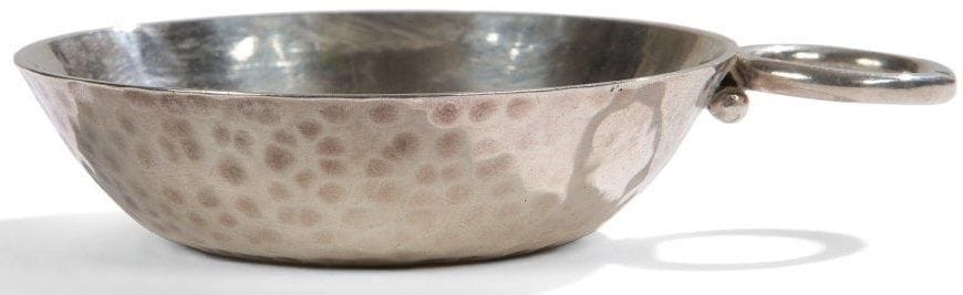 Jean DESPRES (1889-1980)
Taste-vin en métal argenté à surface martelée. Prise en anneau maintenue par une rangée de quatre sphères. Signé du cachet Jean DESPRÉS au revers et porte le poinçon de Maître Orfèvre sur l?anneau.. Provenance:. Ancienne collection de Monsieur et Madame X., près d?Avallon (Yonne), oeuvre acquise directement auprès de l?artiste