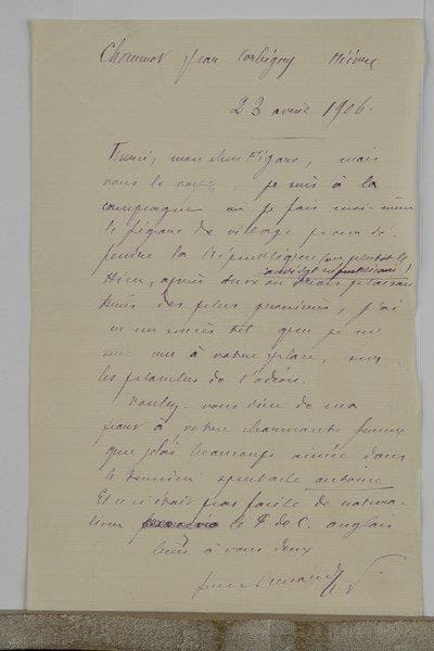 Jules RENARD. 2 L.A.S., 1905-1906, à l’acteur Henri Beaulieu ; 2 et 1 pages in-8.Paris 28 novembre 1905. Il remercie son « cher Figaro » pour le plaisir qu’il lui a fait : « j’ai une telle peur des coulisses que je n’ai même pas essayé d’aller vous voir, mais je confie au papier qui dure plus qu’une visite, que si j’ai vu des Figaro plus trompettant et même plus tambourinant, je ne me rappelle pas en avoir vu de plus juste. Figaro doit être jeune et léger dans cette pièce d’éternelle jeunesse et sans poids mort. Quel pur chef d’œuvre, et comme le public aime ça ! ». Il fait aussi ses compliments à « votre charmante femme » Jeanne Lion… Chaumot par Corbigny 23 avril 1906. Il remercie pour l’envoi de deux places pour l’Odéon : « Merci, mon cher Figaro, mais vous le voyez, je suis à la campagne où je fais moi-même le Figaro de village pour défendre la République (ou plutôt le candidat républicain). Hier, après deux ou trois plaisanteries des plus grossières, j’ai eu un succès tel que je me suis cru à votre place, sur les planches de l’Odéon ». Il le prie de féliciter son épouse Jeanne Lion dont il a beaucoup aimé la performance dans le dernier spectacle d’Antoine : « Et ce n’était pas facile de naturaliser le P. de C. [Poil de Carotte] anglais »…