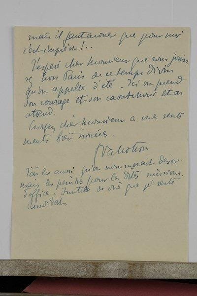 Félix VALLOTTON (1865-1925). L.A.S., Honfleur 17 août 1917 ; 2 pages in-8 à l’adresse Beaulieu, Chemin de la Croix Rouge, Honfleur (Calvados).Il a appris par les journaux « que les toiles de guerre rapportées par les peintres chargés de missions devront passer devant un Jury avant d’être exposées. Est-ce sérieux ?... Et va-t-on nous obliger, nous, vieux barbus de cinquante ans, à cette plutôt humiliante formalité ». S’il avait su cela plus tôt, il n’aurait pas fait un envoi aussi important : « je me serais borné à une toile, ce que je fais toujours lorsqu’il y a un jury ». Il espère que son correspondant profite, hors de Paris, « de ce temps divin qu’on appelle été. Ici on prend son courage et son caoutchouc et on attend. […] J’ai lu aussi qu’on nommerait désormais les peintres pour les dites missions, d’office. Inutile de dire que je reste candidat ».