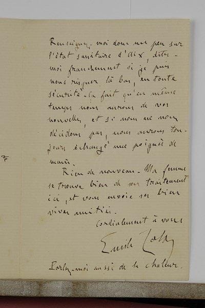Émile ZOLA (1840-1902). L.A.S., Mont-Dore 25 août 1885, [à son ami Numa Coste] ; 2 pages et demie in-8.Ils sont au Mont-Dore depuis le 10, et en repartiront sans doute le 2 septembre : « Mais je vous avoue que le voyage dans le Midi nous effraye ; non pas que le choléra paraisse bien sérieux ; mais il serait vraiment inutile, en sortant de l’air vif où nous sommes, d’aller attraper là-bas une simple colique. Pourtant, je n’ai pas abandonné complètement l’idée d’aller vous serrer la main. Cela dépendra des dernières nouvelles. Renseignez-moi donc un peu sur l’état sanitaire d’Aix, dites-moi franchement si je puis nous risquer là-bas, en toute sécurité. […] Parlez-moi aussi de la chaleur »…
