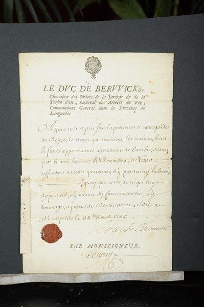 ANCIEN RÉGIME. Environ 150 lettres ou pièces, la plupart L.S. ou P.S., XVIe-XVIIIe siècle.D’Aigrefeuille, duc d’Aiguillon, duc d’Antin, comte d’Albon, des Alleurs, Angivilliers, J. d’Ardenne d’Aragon, d’Aubusson, N. de Bailleul, Fr. de Barreme, Christophe de Beaumont arch. de Paris, R. de Bellegarde, maréchal de Bellisle, Beringhen, maréchal de Berwick, A.J. Bignon, L.H. de Bourbon-Soissons, Bourdin d’Assy, Calonne, maréchal de Castries (7), Louis-Joseph de Bourbon prince de Condé, Chamillart, Chamilly, Choiseul, Clare, François de Clermont, Colbert, Congis, L.F.J. de Bourbon prince de Conti, Courtomer, F. Coutlet, maréchal de Créquy, cardinal Dubois, Du Muy, Antoine Duquesne, Guillaume Duval, Estrades, maréchal d’Estrées, L.C. de Bourbon comte d’Eu, duc de Fleury, François Foucquet, duc de Gesvres, F. de Gramont év. de Saint-Papoul, Guillebon, prince de Guise, Harnois de Blangues, A. d’Hérouville de Claye, Guillaume de Joyeuse, La Boissière, La Chabane, Lamoignon, Laroche-Lambert (6), La Roche-Thulon, La Trousse, duc de La Vauguyon (4), duc de La Vrillière, le Blanc, Lebret, Le Camus de Bligny, J.C.P. Lenoir, Lévis-Mirepoix, Louis de Lorraine prince de Lambesc, Bardi Magalotti, Maraldi, Y.A. de Marbeuf év. d’Autun, de Maure, J. Micault d’Harvelay (4), Montaret, prince de Montbarey, L. de Montgomery, Charles de Montmorency, Nancré, Isabelle d’Orléans, Louise d’Orléans abbesse de Chelles, chevalier d’Orléans, d’Ormesson, duc de Penthièvre, Peyssonel, Phélypeaux, abbé de Pontchartrain, Ranché d’Armagny, Ravignan, Roëttiers, duc de Roquelaure, Saint-Alban, Saint-Pary, Sartine, de Sechelle, J. de Serret, Sheldon, Surville, comte de Talleyrand, P.A. de Taunay, Terray, L.A. comte de Toulouse, Trudaine, Louis de Vendôme, marquis de Vérac, Vergennes, Voysin (6 avec ms sur la réforme de la gendarmerie), etc. On joint un important lot de papiers divers : inventaires (dont un touchant la famille de Ségur à Bordeaux en 1787), actes divers, quittances et reçus, mémoires, lettres