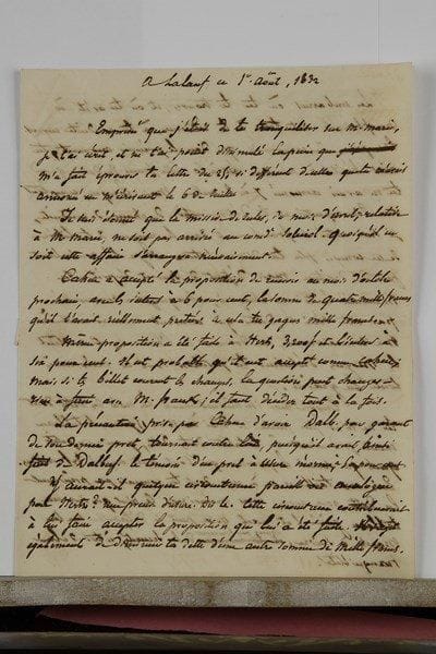 Henri BERTRAND (1811-1878) général, homme politique, fils du Grand-Maréchal du Palais de Napoléon. 40 lettres ou pièces, la plupart L.A.S. à lui adressées (ou à sa femme), ou provenant des archives familiales, 1832-1881.Henri-Gatien Bertrand, son père le général : l.a.s., Laleuf 1er août 1836, longue lettre sur les dettes de son fils, alors lieutenant à Besançon. * Louis Bertrand-Boislarge, son oncle : 3 l.a.s., Châteauroux 1838-1847, à Henri, lieutenant d’artillerie à Alger puis à Douai, la dernière à Amédée Thayer au sujet des projets de mariage de Louis. * Hortense Bertrand, Mme Amédée Thayer, sa sœur : 4 l.a.s. à Henri, au sujet de son mariage ; plus 2 l.a.s. à elle adressées par la comtesse de Montalivet et Mme de Chabaud La Tour, relatives au mariage d’Henri. Avec un mouchoir sous une enveloppe portant cette inscription d’Henri : « Cette enveloppe renferme le mouchoir avec lequel ma charmante petite Ernestine s’est essuyé les yeux le jour de mon mariage le 14 juillet 1847. Ces larmes lui porteront bonheur !!! » * Napoléon Bonaparte, dit le Prince Napoléon (Jérôme) : 2 l.s. à Henri, et 1 l.a.s. à Mme Bertrand, rappelant les liens entre leurs deux familles, 1862-1868. * Marie-Clotilde de Savoie, Princesse Napoléon, épouse du précédent : 22 l.a.s. à la vicomtesse Henri Bertrand, parlant familièrement de leurs familles et de la Cour, 1859-1881. * Princesse Mathilde : 2 l.a.s. à Henri Bertrand et à Madame. * D’autres l.a.s. de Mme N. de Puisard (belle-mère d’Henri), Napoléon duc de Bassano, et le maréchal Canrobert, plus une invitation imprimée.