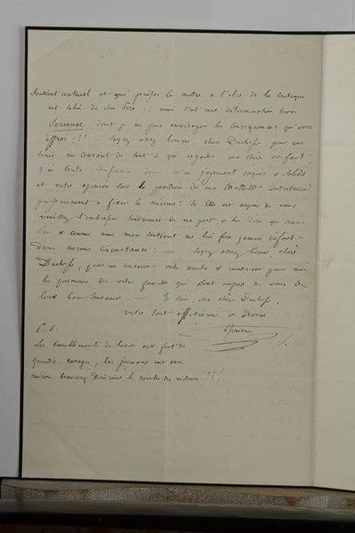 Jérôme BONAPARTE (1784-1860) frère de Napoléon, il fut Roi de Westphalie. L.A.S. « Jérôme », Florence 24 août 1846, à la duchesse Rosine Decrès ; 2 pages in-8 (petit deuil).Belle lettre sur la mort de son frère Louis, et sur sa fille la princesse Mathilde séparée de son mari le prince Demidoff. La lettre de la duchesse est une nouvelle preuve d’amitié pour lui : « vous avez bien pensé que dans ce nouveau malheur qui accable ma famille, l’expression de vos tendres sentiments seroit une véritable consolation, & je vous en remercie du fond de mon cœur !!! Resté seul des frères de l’Empereur, je devrai probablement comme eux mourir sur la terre d’exil, terre bien lourde et qui étouffe lorsqu’elle ne vous tue pas !!! Si je pouvois au moins voir mes chers enfans heureux réunis autour de moi ! Mais je les vois eux-mêmes trompés dans leurs affections sur lesquelles ils devoient le plus compter !! Ma fille surtout, cette chère enfant, je la vois en butte aux persécutions d’un être qui devroit être son premier soutient, sans que je puisse la couvrir de ma protection paternelle !!!! L’exil, toujours l’exil ! qui entrave tout ce que je pourrai faire pour elle !!! »… Il compte sur la duchesse pour conseiller Mathilde ; si sa fille a besoin de lui il ira à Bruxelles, « mais c’est une détermination bien sérieuse dont je ne puis envisager les conséquences qu’avec effroi !!! »…