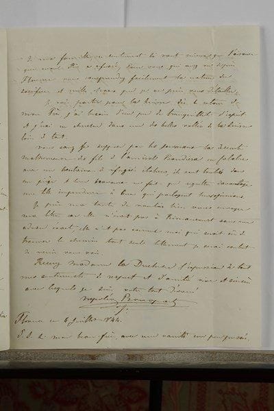 Napoléon BONAPARTE, dit le Prince Napoléon (1822-1891) fils de Jérôme Bonaparte, homme politique démocrate. 2 L.A.S. « Napoléon Bonaparte », Florence 1844, à la duchesse Rosine Decrès ; 6 pages in-4 (lég. traces bleues à la première).Belles lettres sur son père Jérôme et son oncle Joseph. 6 juillet 1844. Après bien des peines et des démarches, il a obtenu que son oncle Joseph et sa tante viennent au secours de son père en payant ses dettes et en lui servant une pension : « au milieu de tout cela ma sœur [la princesse Mathilde] est venue apporter un acte que son mari [Demidoff] avait fait de son propre mouvement et par lequel il mettait mon père dans une position plus convenable. J’ai été moi-même faire une course auprès de mon père pour lui exposer l’issue favorable de ses affaires. Mais je l’ai trouvé ce qu’il a toujours été, guidé par les sentiments les plus droits ; il a accepté avec reconnaissance ce que son frère et sa belle-sœur ont bien voulu faire pour lui, mais quant à mon beau-frère rien n’a pu le décider à accepter de lui, il a répondu avec raison qu’après ce qui s’était passé entre lui et son gendre aucune affaire d’intérêt ne pouvait avoir lieu entr’eux. Je me suis trouvé dans une position bien sensible ! Voyant la décision de mon père si ferme et si arrêtée je m’y suis conformé je puis le dire avec bonheur, car je suis fier d’avoir retrouvé le caractère de mon père si beau »… 23 août 1844. La mort de son oncle [Joseph, le 28 juillet] l’a « doublement affligé » : « je l’aimais personnellement, il le méritait, et puis je vois ainsi peu à peu s’éteindre toute ma famille, ceux surtout auxquels notre nom doit son illustration, et tous meurent loin de la France en exil, eux au moins ils ont leurs souvenirs, leur passé ; nous jeunes gens nous n’avons rien que l’espoir et il est bien faible, bien vague et incertain, malgré cela le jour où je pourrai rentrer en France et retrouver ma patrie, je me sentirai renaître ! »… Il exprime cependant des appréhensions qu