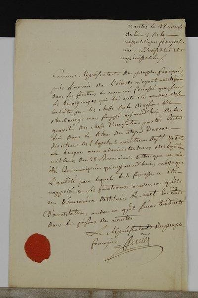 Jean-Baptiste CARRIER. P.A.S., Nantes 28 nivose II (17 janvier 1794) ; 1 page in-fol., cachet cire rouge (portrait joint).« Représentant du peuple françois près de l’armée de l’ouest », Carrier n’a réintégré Fouassé dans ses fonctions que sur les témoignages des chefs de la division de Cherbourg, mais frappé par les accusations graves portées contre lui par le citoyen Durrac, directeur de l’hôpital militaire de Saint-Vaast, il « révoque l’arrêté par lequel led. Fouassé a été rappellé a ses fonctions, ordonne qu’il en demeurera destitué, le met en état d’arrestation, ordonne qu’il sera traduit dans les prisons de Nantes »… On joint un fragment de lettre signé par Carrier et Pocholle, avec 6 lignes de la main de Carrier.
