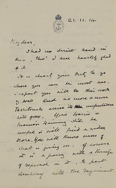 Winston CHURCHILL (1874-1965). L.A.S. « W », 21 novembre 1914, à son frère le Major John Churchill, aux Army Headquarters ; 2 pages et demie in-8, vignette Admiralty Whitehall, enveloppe First Lord of the Admiralty, contreseing ; en anglais.À propos du retrait de son frère du front, pour entraîner la territoriale. Premier Lord de l’Amirauté, Winston se défend d’avoir joué un rôle dans la nouvelle affectation de son frère, bien qu’il s’en félicite. Il est du devoir de son frère d’aller où il peut être le plus utile ; avec son intelligence et sa formation, il fera le travail très bien, et à mesure qu’arriveront de plus en plus de troupes, l’importance de la tâche s’accroîtra. Bien sûr qu’on quitte le régiment avec un serrement de cœur et un peu de remords, et pour les autres c’est une grande perte, mais ce n’est pas lui qui commande, et ils s’en tireront parfaitement bien… C’est une affaire de chat et souris qui se guettent, maintenant : Winston doit prendre garde de ne pas être la souris ! Goonie [l’épouse de John, Lady Gwendoline Bertie] est enchantée des nouvelles. La guerre sera longue et cruelle, et on voudrait 4 vies pour bien terminer le jeu… Son frère doit apprécier French [général commandant en chef des forces expéditionnaires britanniques] de l’avoir ainsi reconnu. Dans sa position il aura des occasions d’aider son régiment et les intérêts territoriaux en général. Il y aura beaucoup de circonstances favorables à se faire tirer dessus avant le dénouement…