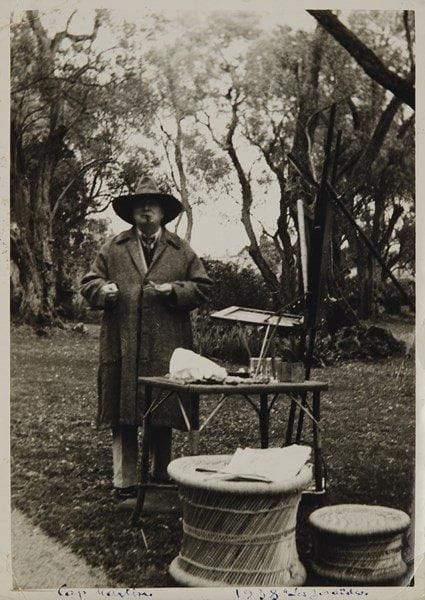 [Winston CHURCHILL]. Photographie d’amateur, 1938 ; 17 x 12 cm.La photo porte cette légende manuscrite : « Cap Martin 1938 “Les Zoraïdes” ». Churchill, coiffé d’un grand chapeau, est dans un parc, en pied, devant son chevalet et une table de jardin sur laquelle sont disposés ses outils de peintre.