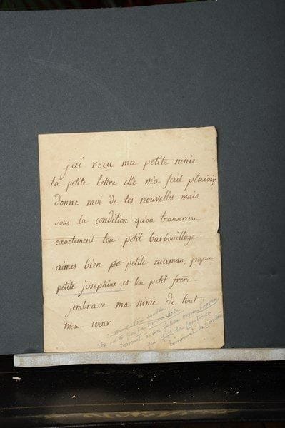 Famille DAVOUT. 85 lettres ou pièces, la plupart L.A.S. adressées à la fille du maréchal, Napoléone Davout, comtesse de Cambacérès (1807-1885), ou à son mari le comte Armand de Cambacérès (1804-1878), relatives aux affaires familiales.Aimée Leclerc, maréchale Davout, princesse d’Eckmühl (1782-1868) : 20 lettres à sa fille Napoléone (7), et à son petit-fils Louis de Cambacérès et sa femme, née Bathilde Bonaparte (13), vers 1813, 1831-1834 et 1859-1866. Charles Davout (1774-1854, colonel, frère cadet du maréchal Davout) : 10 lettres à Armand de Cambacérès (Paris, Metz et Soisy-sur-Montmorency 1835-1844). Napoléone Davout, comtesse de Cambacérès : 2 lettres, dont une à son fils Louis. Plus 3 documents en polonais à elle adressées, relatives aux propriétés du maréchal en Pologne. Louis Davout, prince d’Eckmühl, 2e duc d’Auerstaedt (1811-1853, fils du maréchal, pair de France) : lettre à sa sœur Napoléone de Cambacérès, et 12 lettres à son beau-frère, Armand de Cambacérès (1831-1846). Adélaïde Davout, marquise de Blocqueville (1815-1892, fille du maréchal Davout, femme de lettres) : L.A.S. (1869, et photo). Léopold Davout, 3e duc d’Auerstaedt (1829-1904, fils de Charles Davout, il releva le titre, général) : 22 lettres à ses cousins le comte (7) et la comtesse de Cambacérès (10), à leur fils Louis ou leur fille Zénaïde duchesse d’Albufera (4), Soisy-sous-Montmorency, Mostaganem, Besançon, Paris, etc. 1848-1869 ; il est notamment question du titre d’Auerstaedt qu’il souhaite reprendre, et de sa carrière en Afrique. Plus 4 lettres de sa femme née Alice de Voize (1845-1935), au comte de Cambacérès (2) ou à sa fille Zénaïde duchesse d’Albufera (2). Louis Davout, 4e duc d’Auerstaedt (1877-1958, fils de Léopold et militaire) : 4 lettres à sa cousine Zénaïde duchesse d’Albufera. Ferdinand d’Avout (petit-fils du général Alexandre Davout) : 5 lettres à son cousin Armand de Cambacérès (Haguenau, Péronne et Lunéville 1843-1850) Plus qqs autres l. d’Henry Davout, Louis Denis de Laga