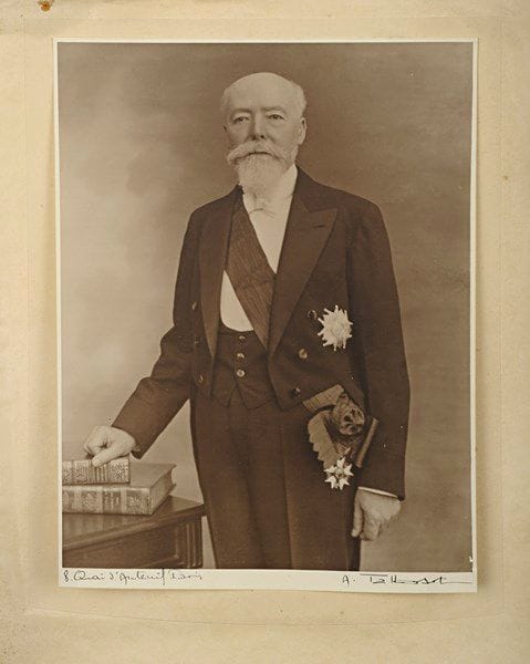 [Paul DOUMER]. Germaine Krull, Henri Manuel, Henri Martinie, G. L. Manuel Frères, Waléry, Eugène Pirou, Vizzavona et divers.Paul Doumer (1857-1932). Portraits officiels. Portrait mortuaire.  21 épreuves argentiques d’époque, une épreuve sur papier albuminé, un autochrome et 21 héliogravures.  Formats : de 11 x 8 à 24 x 30 cm. 