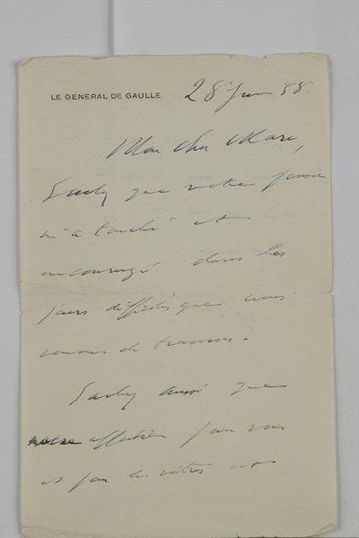 Charles de GAULLE (1890-1970). 3 L.A.S., 1958-1959, à son cousin Marc Lami ; 1 page in-4 à son en-tête Le Général de Gaulle avec qqs lignes dactylographiées, et 3 pages in-8 à son en-tête, une enveloppe (qqs lég. fentes).28 juin 1958. « Sachez que votre pensée m’a touché et encouragé dans les jours difficiles que nous venons de traverser. Sachez aussi que notre affection pour vous et pour les vôtres est chaude et fidèle »…Paris 7 octobre 1958 (en partie dactyl.), après le référendum de l’adoption de la Constitution de la Ve République : « Merci de m’avoir, au lendemain de la décisive journée du 28 septembre, exprimé vos sentiments et vos réflexions. Sachez que votre lettre m’a beaucoup touché. Je suis sûr que votre cher père, comme le mien, avaient pressenti que notre pays n’était pas fait pour la médiocrité »… 1er septembre 1959. « Merci de votre encouragement, qui arrive au bon moment. Nous pensons à votre maman. Mais comptez que nous ne ferons rien qui puisse l’impressionner »… On joint une L.A.S. de son père Henri de Gaulle, au sculpteur Stanislas Lami (père de Marc), Sainte-Adresse 20 janvier 1931.