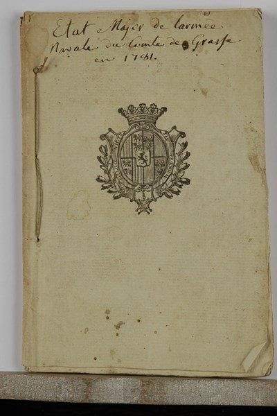 [François-Joseph-Paul de GRASSE (1722-1788) amiral]. Imprimé : État-major de l’Armée, [s.l.n.d., 1781] ; petit in-8 de 28 p. non chiffrées plus couverture à ses armes et à la croix et la devise de l’Ordre de Saint-Louis, Bellicæ virtutis præmium, broché.Rare livret de l’État-major de l’armée navale qui sortit de Brest en mars 1781 pour les Antilles, et qui participa à la bataille d’Yorktown, avec les états-majors des 27 vaisseaux de l’escadre.