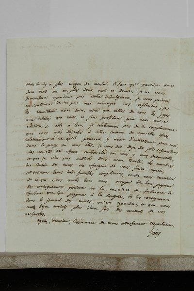 René-Just HAÜY (1743-1822) minéralogiste. L.A.S., Paris 1er prairial IX (21 mai 1801), à Louis-Benjamin Fleuriau de Bellevue à La Rochelle ; 2 pages in-4, adresse.À propos de son Traité de minéralogie (1801). Il a reçu avec reconnaissance les échantillons de minéraux, et il désire étudier à fond le mémoire de Fleuriau de Bellevue sur les cristaux microscopiques : « Je vous ferai part, avec franchise, de mes observations, bien persuadé d’avance qu’elles se reduiront à très-peu de chose. Malheureusement je suis dans ce moment si occupé de l’impression de mon traité de mineralogie, qu’en mettant la plus grande economie dans l’emploi de mon tems, je puis à peine suffire à cette tâche, qui exige des soins penibles et assidus, à cause des détails dont cet ouvrage est compliqué, et de la multitude de figures qui l’accompagnent. Je ne sais si c’est parce que je me suis blasé sur mon travail, mais je le trouve si imparfait, que j’aurois desiré pouvoir le garder encore quelque tems, pour le retoucher. Mais il n’y a plus moyen de reculer. Il faut qu’il paroisse dans deux mois »… Il recueillera les réflexions de Fleuriau, et celles « de tous les juges aussi eclairés », pour une nouvelle édition, si elle a lieu. « Je vous dois déjà de jolis echantillons des varietés de chaux carbonatées […], et que je n’ai pas oubliées dans mon traité »…