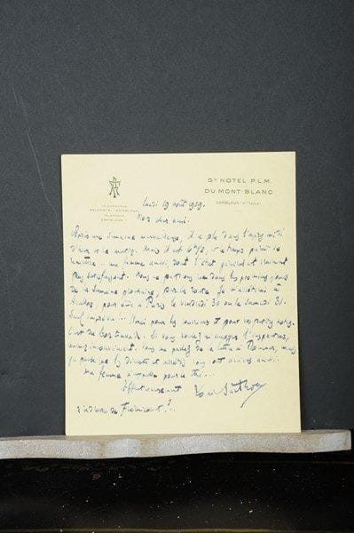 HISTOIRE. Environ 850 lettres ou pièces, la plupart L.A.S., L.S. ou P.S., de la fin du XIXe siècle et du XXe siècle.Ministres, hommes politiques et divers : E. Allou, card. Amette (ms de l’allocution aux obsèques de Mgr Déchelette à Évreux), Andrieux, prince d’Arenberg, R. Aubé, A. Bardoux, Barthélemy Saint-Hilaire, Louis Barthou (6), Mgr Baudrillart, J. de Beaumont, Léon Bérard, P. Bert, Billecard, L. Blanc, G. Bonnet, Robert Boucard (16), René de Bourbon-Parme, L. Bourgeois, H. Brisson, Burdeau, M. Cachin, Caillaux, Jules et Paul Cambon (10), Campinchi, Carnot, les Casimir-Périer (12), Castellane, Challemel-Lacour, Ed. Charton, Chautemps, Chauvière, Jean Chiappe (5), Clemenceau, Cochery, Combes, P. Cot, R. Dautry, M. Debré, Deibler, Delbos, Delcassé, Paul Deschanel (14), M. Dormoy, Paul Doumer (4), G. Doumergue, A. Dubost, J. Duclos, Dufaure, Eug. Étienne, A. Fallières, F. Faure, Jules et Geneviève Favre (12), Flandin, comte et comtesse de Flandre, A. de Fleuriau, Floquet, Fresneau, Freycinet, Léon Gambetta, Gérault-Richard, Mgr Gerlier, Giscard d’Estaing, J. Godard, Gomot, Jules Grévy, Jean duc de Guise, Harcourt, J. Herbette, Herriot, Jeanneney, Jonnart, L. Jourdan, Jusserand, Kir, Labori, Lachaud, La Forge, Leroy-Beaulieu, Lépine, M. de Lescure, Émile Loubet, Lytton, Malvy, G. Mandel, Méline, P. Mendès-France (7), L. Merlin, Messimy, A. Millerand (4), Millevoye, G. Monnerville, Montalivet, Monzie, Moutet, A. de Mun, Pce Napoléon, E. Ollivier, P. Painlevé, G. Paris, J. Paul-Boncour (13), Em. Pereire, A. Picard, Polignac, R. Poincaré (8), G. Portmann, Pouyer-Quertier, E. de Pressensé, Primoli, A. Proust, F. Pyat, Raoul-Duval, duc de Reggio (5), J. Reinach, T. Révillon, Paul Reynaud (13), T. Ribot, G. Rivet, H. Rochefort, Th. Roussel, Saint-Vallier, Sarraut, L. Say, A. Scheurer-Kestner (10), Jules Simon (30), Spuller, A. Tardieu, Lionel de Tinguy (35), Vendroux, R. Viviani, Vogüé, Waldeck-Rousseau (4), Jean Zay, etc. Plus divers documents (cartes d’électeur, passe