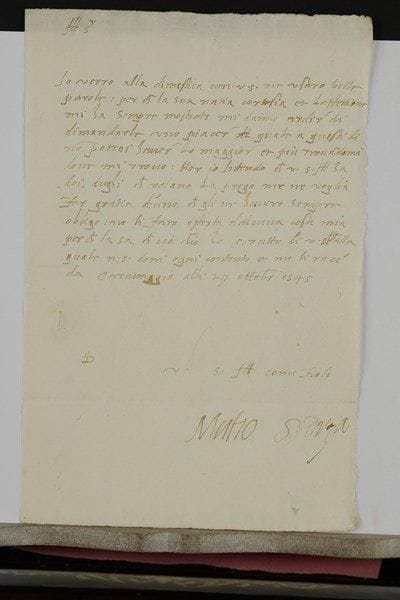 ITALIE. 42 lettres ou pièces, la plupart L.S., XVIe-XIXe siècles.ESTE, ducs de Modena. Francesco I d’Este (à la marquise de Caravaggio), sa femme Maria Farnese (à la même, janvier 1639), Rinaldo d’Este (juin 1696 au marquis de Caravaggio, et novembre 1725 au comte Girolamo Colloredo, gouverneur de Milan).  FARNESE. Fabio Farnese (Avignon 1571 au duc de Parme), Cardinal Alessandro Farnese (Rome février 1573 au duc de Parme), cardinal Odoardo Farnese (Rome janvier 1596, sceau aux armes), Ranuccio II Farnese duc de Parme (Parme février 1670, à Orazio Matthioli), Francesco Farnese duc de Parme (Parme octobre 1699, à la marquise de Caravaggio) ; et lettre du syndic d’Altamura au duc Ottavio Farnese (mai 1584). SFORZA. Mutio I Sforza (Caravaggio octobre 1545), Giovanni Paolo II Sforza marquis de Caravaggio (Milan octobre 1625). Acte de 1558 pour Faustina Sforza qui reçoit de Violanta Bentivoglio des bijoux et diamants. Divers. Carlo Borromei (Naples 1712), Michele Carascosa (Ancona 1815), Filippo Colonna (Rome 1803 au capitaine Acton), Ricciarda Gonzaga Cybo duchesse de Massa (Massa 1753), Victor-Amédée III de Sardaigne (Moncalieri 1774) ; Cateriba d’Arco abbesse du monastère della Cantelma (1595), Hieronimo comte abbé de San Gregorio (1543), brefs des Papes Pie IX, Pie XII, etc. On joint divers imprimés.