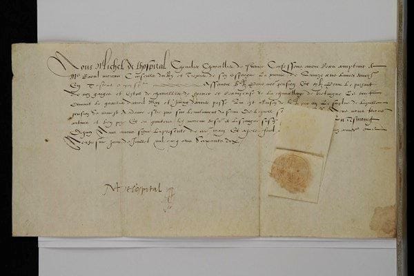 Michel de L’HOSPITAL. P.S., 9 juillet 1570 ; vélin oblong in-fol., sceau aux armes sous papier.Comme « Chancellier de France », il signe cette quittance pour la somme de 1500 livres tournois, dont 500 pour sa pension et 1000 « pour le parfaict de noz gaiges et estat de chancellier de France et recompense de la chancellerye de Bretaigne le tout durant le quartier d’avril may et juing dernier passé »…