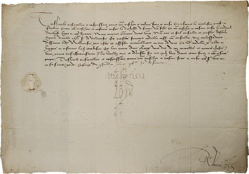 LOUIS XII (1462-1515) Roi de France. L.S. avec compliment autographe « V[ost]re bon frere Loys », Issoudun 15 février [1509], à l’Empereur Maximilien Ier ; contresignée par Florimond Robertet ; 1 page oblong in-fol., adresse « A Treshault tresexcellent et trespuissant prince nostre trescher et tresame frere et cousin lesleu empereur », avec trace de cachet cire rouge.Envoi d’ambassadeurs auprès de l’Empereur Maximilien. Après le traité de Cambrai (10 décembre 1508) concluant une alliance entre l’Empereur Maximilien Ier et le Roi de France, ouverte au Pape, aux Rois d’Angleterre, d’Aragon et de Hongrie, et dirigée contre les Vénitiens, Louis XII envoie ses ambassadeurs. … « En ensuivant la conclusion prinse a Cambray entre nostre trèschere et tresamée cousine la duchesse de Savoye vostre fille et nostre trescher et tresamé cousin le cardinal d’Amboyse, Legat en nostre Royaume, Nous envoyons presentement devers vous nostre amé et feal conseiller et maistre dostel Rigault d’Oreille chevalier seigneur de Villeneufve, et maistre Francoys Medulla aussi nostre conseiller noz ambassadeurs assavoir ledit de Villeneufve pour estre et assister continuellement autour de vous et ledit Medulla pour aller en Hungrie en ensuivant ladite conclusion »… Ancienne collection du Président Robert Schumann.