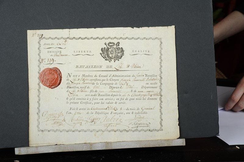 MILITAIRES. Environ 300 lettres ou pièces, la plupart L.A.S., L.S. ou P.S. de généraux et maréchaux de la Révolution et de l’Empire, d’amiraux et d’officiers, dont plusieurs congés ; nombreux en-têtes et vignettes.Andreossy, Aubert-Dubayet, Aubrée, Augereau, Augier, Avrange d’Haugeranville, Balland, Beaufort, Beaupuy, Berthier, F. Bessières, Beurmann, P. Boyer, Bruneteau Saint-Suzanne, Callier, Campredon, Canclaux, Casabianca, Chambarlhiac, Championnet, Charpentier, Clarke duc de Feltre (4), Custine, Daure, Dejean, Dembarrère, Desdorides, Desvaux, Dièche, Donzelot, Drouet d’Erlon, Drut, Dufour, M. Dumas, Dupont, Eblé, Fiorella, Fleurieu, Foubert de Bizy, Foy, Gardanne, Gassendi, P. Gauthier, Gilot, Gouvion Saint-Cyr, Gratier, Grigny, Hulin, Jacob, Kellermann, Lamer, Alex. Lameth, Landremont, Lemarois, Leval, Liébert, Lorge, Maison, Marescot, Marulaz, Menou (3), Merle, Michaud, Michaud d’Arçon, Minot, Montrichard, Nagle, Nicolas, Nielly, Pache, Parra, Petiet, Perignon, Pille (3), Préval, Quesnel, Reed, Reynier, Richepance, Romand, Rogniat, Ruffin, Saint-Hilaire, Santerre, Schauenburg (3), Scherer, Schouvaloff (4), Ségur, Soult duc de Dalmatie, Soyez, Teste, Truguet (3), Valette, Vallier La Peyrouse (4), Varin, Victor duc de Bellune, Vignolle, Voillot, Wimpffen, etc.  Congés et certificats, feuilles de route, billets de sortie d’hôpital, extraits mortuaires ; lettres et pièces de commissaires des guerres ; nombreuses lettres de soldats, etc.