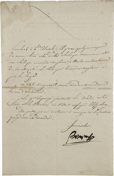 NAPOLÉON Ier (1769-1821). L.S. « Bonaparte », Q.G. au Caire 25 messidor VII (13 juillet 1799), au général Desaix ; la lettre est écrite par Bourrienne ; 2 pages in-fol. à en-tête imprimé Bonaparte, Général en Chef (lég. mouillure, fente réparée).Campagne d’Égypte. Il lui envoie « deux nottes sur Mourad Bey qui vous feront connaître ses mouvemens. Le Général Murat est resté au lac Natron depuis le 20 jusqu’au 23 parce que je pensais que le gal Friant le chassant de Rajenne, il s’y rendrait. Le 23 Murat a quitté le Natron après avoir mis en déroute les Mamelouks et les Arabes qui s’y trouvaient. […] J’ai envoyé le gal Junot, le gal Destaing et le gal Lanusse battre les différentes parties du Bahiré. Mais il serait très possible que Mourad Bey fut au Fayum. On m’assure cependant qu’il a couché hier dans le désert à 3 lieues de Wardan. Trois bâtimens de guerre et 3 frégates ont paru le 16 à 4 lieues d’Elarich. Il y a eu quelques coups de canon tirés entre une de nos chaloupes canonieres et une chaloupe canonière anglaise, à une des embouchures du lac Menzalé. […] Le 18 il n’y avait encore rien de nouveau dans les mers d’Alexandrie. Le gal Lagrange parcourt les Ouadis entre Suez et la Schaskié où s’était réfugié Elfy Bey. Ne perdez pas un instant à envoyer la Cavalerie que je vous ai demandée »… Belle signature.