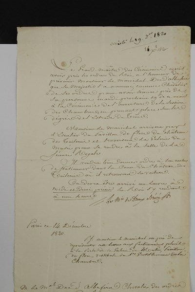 [Louis-Gabriel SUCHET]. 11 lettres ou pièces, la plupart L.S. (qqs griffes) à lui adressées, 1819-1824 ; 11 pages formats divers, 3 en-têtes, 3 adresses.Restauration. Convocations à l’ouverture de sessions des Chambres avec griffe de Louis XVIII, contresignées par Hercule De Serre (1819-1821). 5 lettres du marquis de Dreux-Brézé, Grand-Maître des Cérémonies : instructions pour sa présence près du Roi sur les degrés de l’estrade du Trône à la cérémonie d’ouverture de la session des Chambres (décembre 1820, mai 1822), pour le transport et l’inhumation du corps de Louis XVIII à Saint-Denis (septembre-octobre 1824), pour accompagner le Roi à la messe du Saint-Esprit à Notre-Dame (décembre 1824). Lettre du Préfet de la Seine Chabrol invitant le maréchal à la cérémonie d’inauguration de la statue de Louis XIV, place des Victoires (août 1822). Lettre du marquis de Clermont-Tonnerre pour l’entrée de Charles X dans Paris : « M.M. les Maréchaux de France seront à cheval près de sa personne »… Carte d’électeur du maréchal Suchet pour la session d’août 1824. On joint un dossier : « Liste de billets pour 1821 » (20 p. in-fol.), liste de noms et adresses.