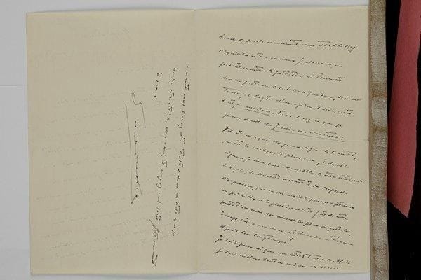 Paul DUKAS (1865-1935). L.A.S., Mardi soir [novembre 1932, à René Dumesnil] ; 2 pages et demie in-8.Il n’a pas encore reçu son compte-rendu du Jardin sur l’Oronte (opéra d’Alfred Bachelet sur un livret de Franc-Nohain d’après l’œuvre de Maurice Barrès, créé à l’Opéra le 3 novembre 1932), et l’attend « avec d’autant plus de curiosité que la critique littéraire et la critique musical semblent cette fois recouvrer des désirs égaux, la première à juger un musicien et la seconde à parler littérature. Ce qui me semble avoir quelque peu désorienté une opinion dans laquelle, d’évidence, si la musique avait quelque chose à gagner, la littérature, assurément, n’aurait ici rien à perdre. Il me tarde de voir comment vous établissez l’équilibre entre ces deux puissances ». Selon Dukas, la musique du Jardin sur l’Oronte « est marquée du grand signe de l’unité qui est la marque la plus rare, et dans la rigueur, à mon sens admirable, de cette continuité de style, sa diversité d’accent et sa souplesse d’expression, qui va du coloris le plus voluptueux au pathétique le plus innocent font de cette partition une des œuvres les plus magistrales […] qu’on ait donné en France depuis bien longtemps ! »…