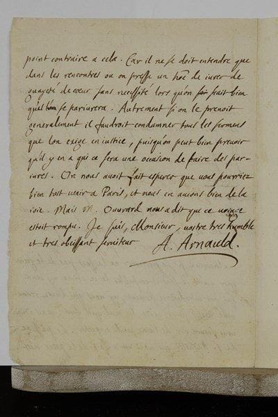 Antoine ARNAULD. L.A.S., 12 juin [1692 ?] ; 2 pages petit in-4.Au sujet d’un serment sur la simonie. Ce serment « ne regarde que ceux qui sont entrez par simonie dans leurs benefices […] c’est un si horrible crime que d’entrer par cette voie dans les ministères de l’Eglise que je ne puis que louer le zele de ceux qui ont estably ce serment pour en donner plus d’horreur. Et sil y en a d’assez malheureux pour se parjurer ne laissant pas de le faire quoy qu’ils se sentent coupables de ce crime ny ceux qui ont introduit ce serment, ny vous qui l’avez renouvellé n’estes point cause du mal qu’ils font, mais Dieu vous sauré gré de l’avoir voulu empecher. Le passage de S. Augustin qui vous a fait de la peine n’est point contraire a cela. Car il ne se doit entendre que dans les rencontres ou on presse un homme de jurer de guayeté sans necessité lors qu’on scait bien qu’il se parjurera. Autrement si on le prenoit generalement il faudroit condamner tous les sermens que lon exige en justice, puisqu’on peut bien prevoir qu’il y en a qui ce sera une occasion de faire des parjures »… On joint 2 manuscrits de l’époque concernant Antoine Arnauld : Signature de Sorbonne contre Mr Arnaud (3 p. in-4) prenant sa défense ; un extrait d’une lettre de Pasquier Quesnel, 11 août 1694, « Sur la mort de Mr Arnauld » (3 p. et quart in-4) ; plus un portrait gravé par Simonneau d’après Ph. de Champaigne.